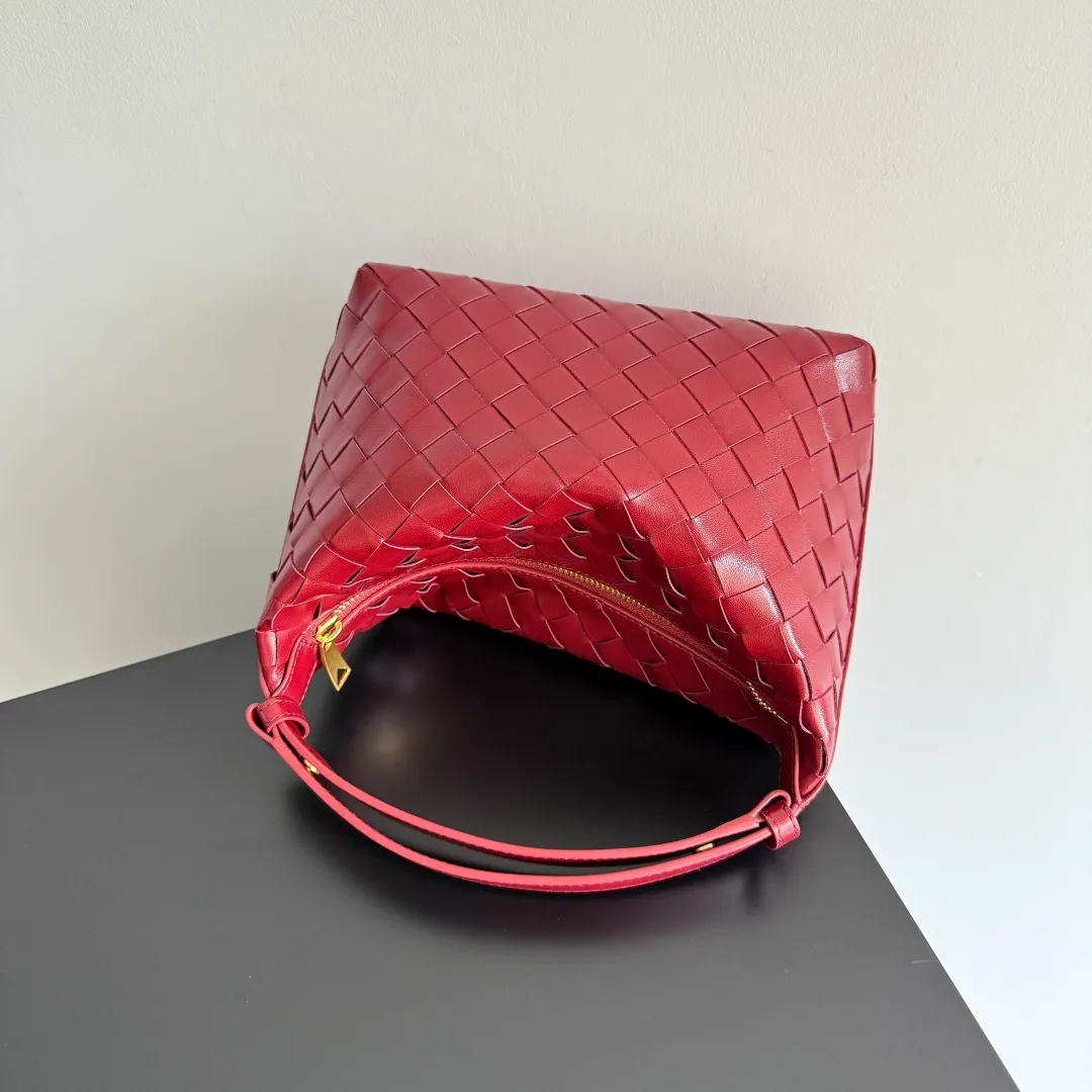 Batch 1360 It is predicted that BV Bottega’s lunch bag will be popular again this year. The entire bag is made of top nappa lambskin, which is very soft and lightweight. It also uses the intrecciato weaving process that the two founders spent several months developing from the beginning of the brand. It is completely hand-woven by Italian craftsmen. It perfectly reflects the craftsmanship of Bottega. The entire bag shape is also a very practical and popular lunch box bag type. The slightly curved arc of the bag mouth can also better fit our wrists. Style number: 754443 Size: 22*13*9cm